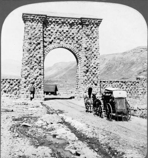 gatewayentrancetoyellowstonenationalpark.jpg