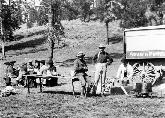 touristsandguidespicnickinginyellowstonepark.jpg